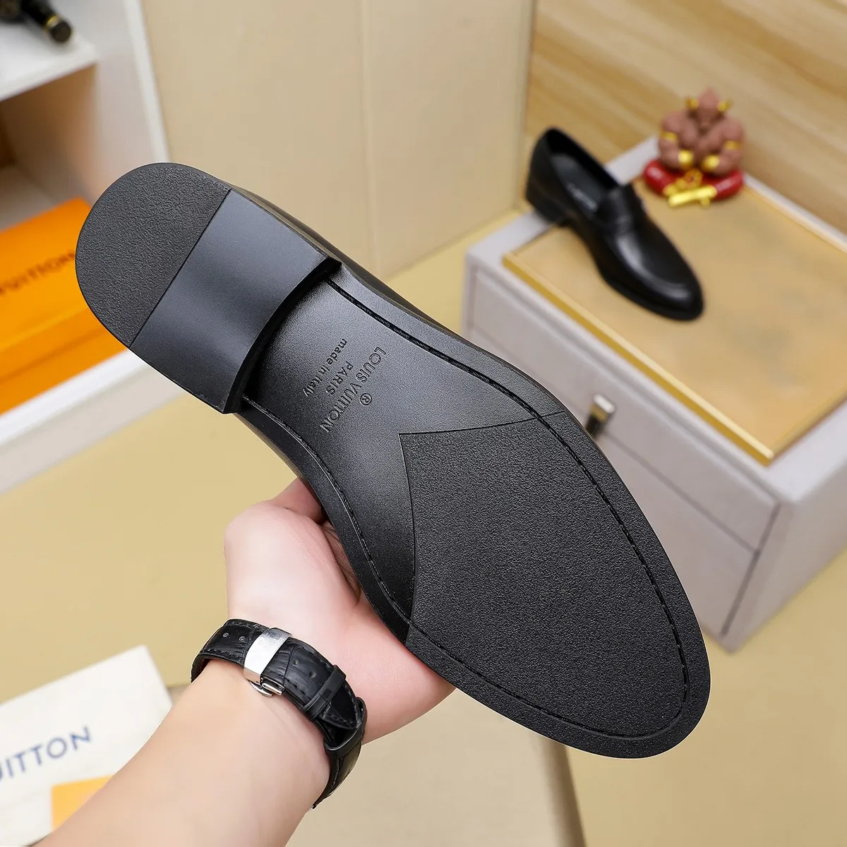 Men's Men's Shoes 💰420 💰[Louis Vuitton] LV high-end business formal leather shoes! ! Luxurious and elegant style, equal emphasis on practicality and style, professional focus on details and quality, counter original 1⃣️: 1⃣️ super accurate reproduction👍🏻! Material: The upper is made of imported original soft 🐂cowhide ➕imported first-layer sheepskin lining. Original anti-slip and wear-resistant outsole! Code number: 39--45, (38.46 custom-made) Large quantities in stock!